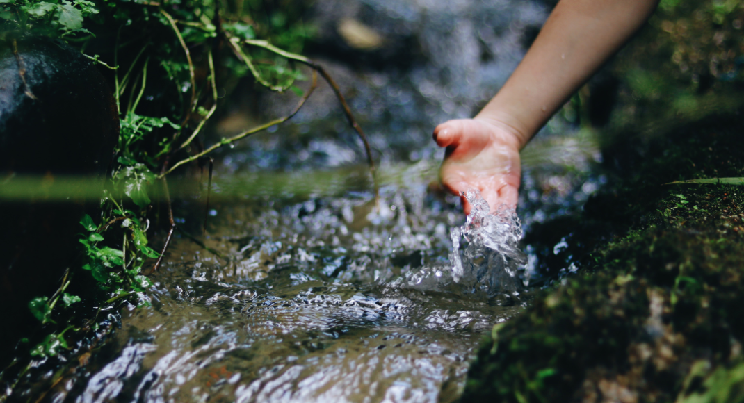 Foto van hand in water