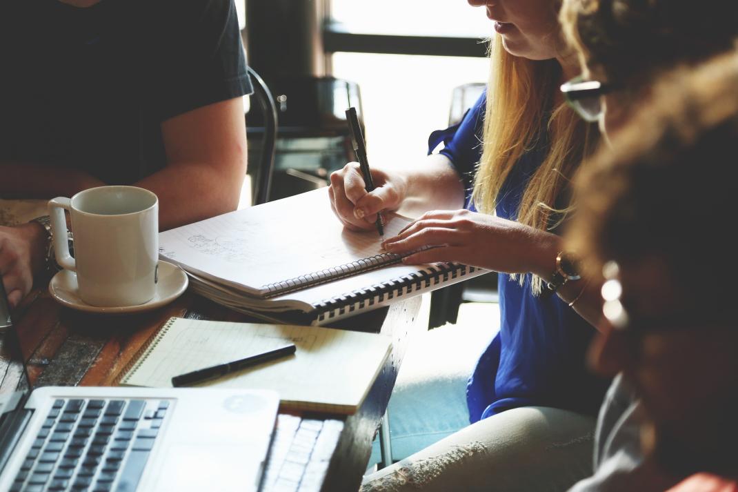 startup meeting - by StartupStockPhotos via PixaBay