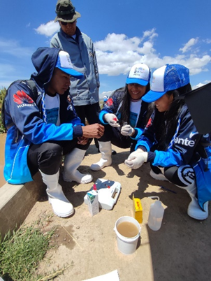 Middelbare scholieren uit Chojasivi voeren waterkwaliteitsmonitoring uit.