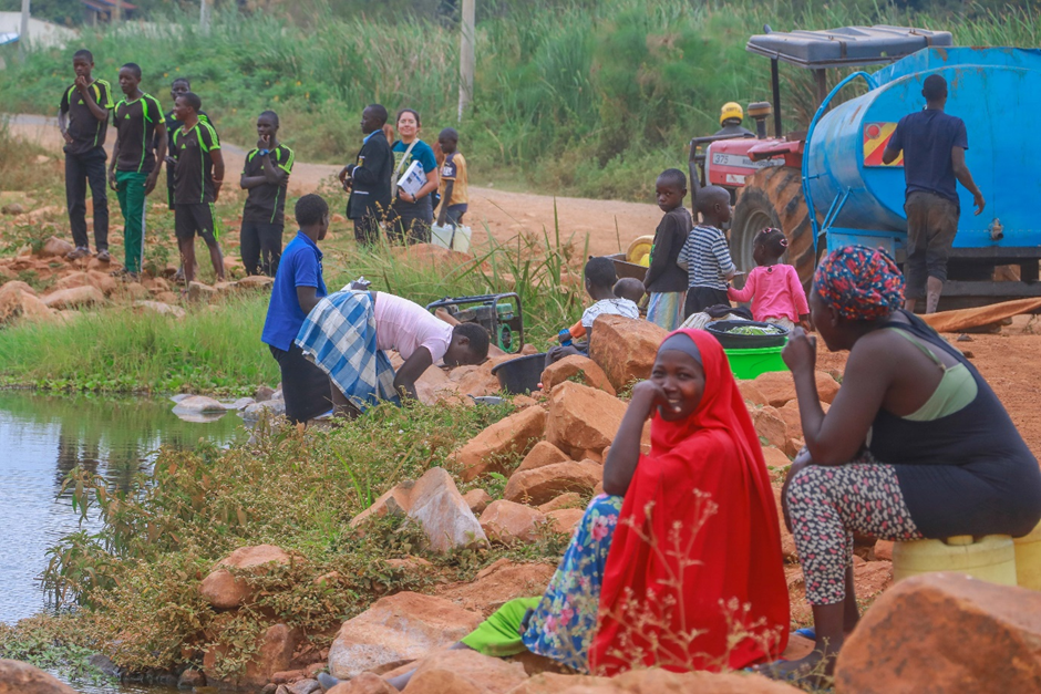 De lokale gemeenschap verzamelt water, Yala-moeras