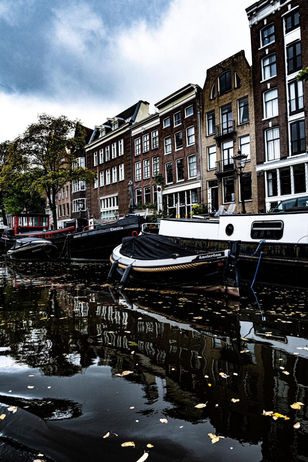 Drijvend plasticafval in een Nederlandse gracht 