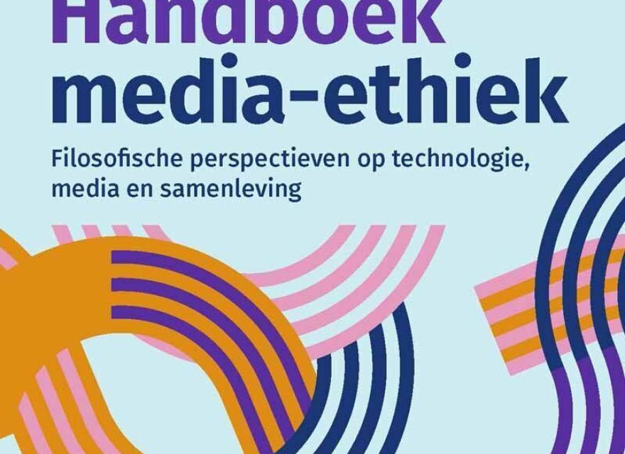blauwe cover van het boek met titel "Handboek media-ethiek"